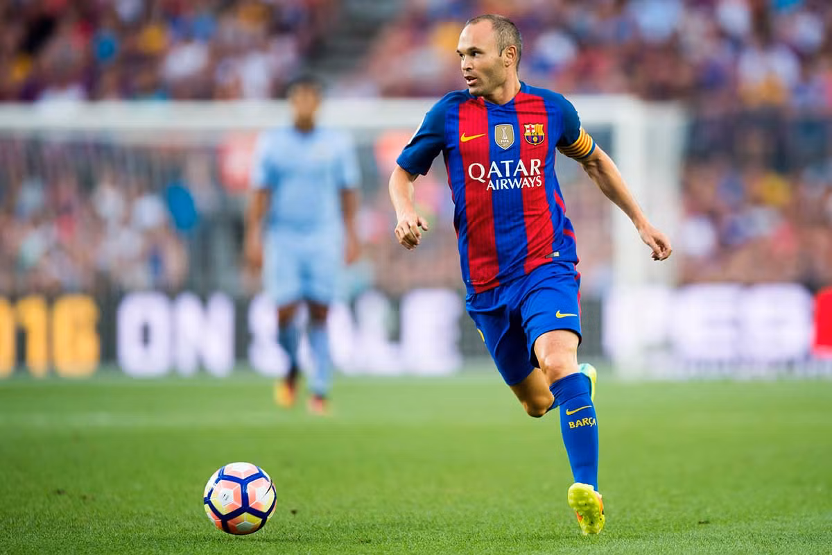 Iniesta trở lại: Hôm nay tiền vệ thủ quân Barcelona, Iniesta đã trở lại luyện tập sau chấn thương và có thể sẽ kịp bình phục cho trận đấu quan trọng với Sevilla vào đêm mai.