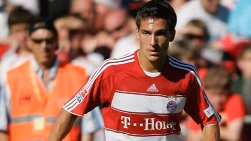 8 năm trước, Mats Hummels rời Bayern Munich với giá chỉ 250.000 euro. Thế nhưng mùa hè năm 2016, chứng kiến đứa con rơi của mình thi đấu quá thành công trong màu áo của Dortmund, Hùm xám xứ Bavaria đã phải chi ra 31 triệu bảng để đón đứa con từng bị ghẻ lạnh của mình về với mái nhà xưa.