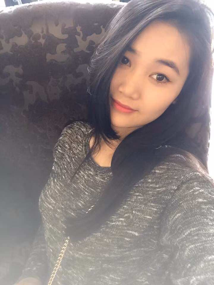 Ngắm vẻ đẹp dịu dàng của cô gái tiếp viên hàng không bị gán ghép là bạn gái của trung vệ Quế Ngọc Hải.