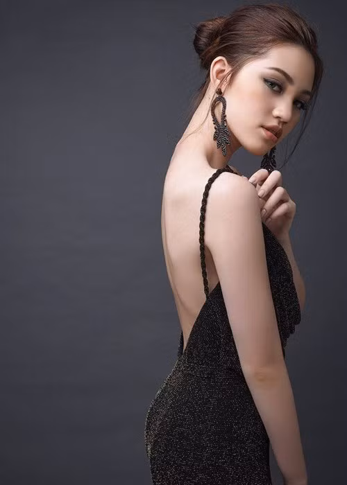Trong gu thời trang của mình, Jolie Nguyễn ngoài những bộ đầm hiện đại, cô bạn này cũng rất thích áo dài Việt Nam và không ít lần khoác lên mình bộ trang phục truyền thống của dân tộc.