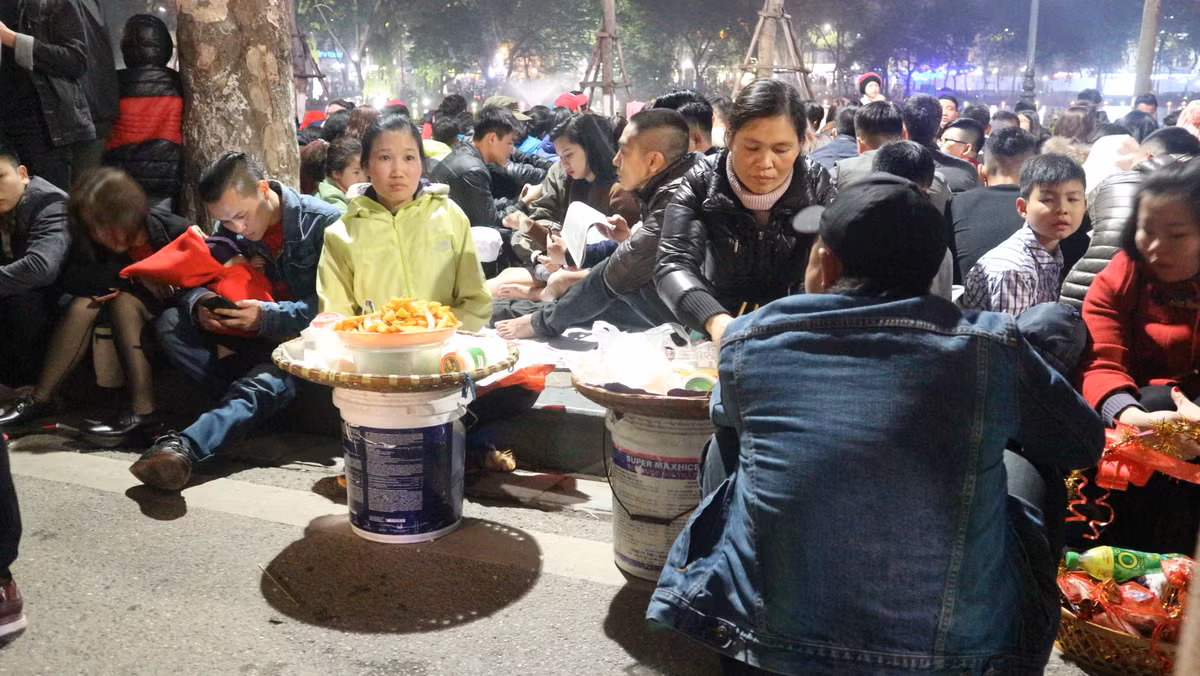 Nhưng cứ đuổi chỗ này thì các chủ cửa hàng lại chạy ra chỗ khác và chờ lực lượng an ninh đi qua thì đâu lại hoàn đó.