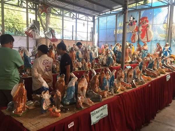 Các tượng Đức mẹ, chúa Giê-su có giá rất cao với vài triệu 1 tượng nhỏ và hơn 10 triệu 1 tượng lớn nhưng được mọi người quan tâm và mua rất nhiều.