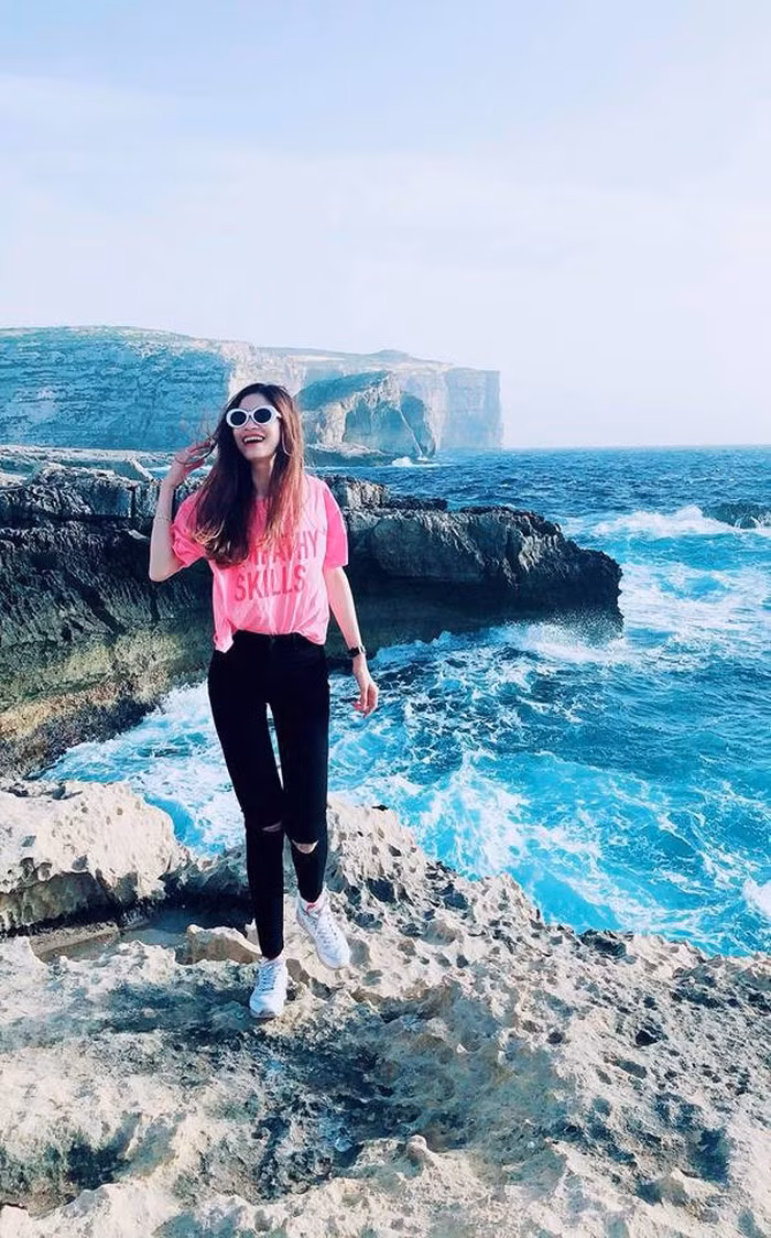 Đầu tiên phải nhắc tới rằng, Đỗ Thị Vóc và Nguyễn Văn Dũng đã trải qua 7 năm yêu xa. Trong khi chàng cầu thủ thì liên tục thi đấu xa nhà thì cô bạn tên lạ lẫm cũng đang du học tại Anh.