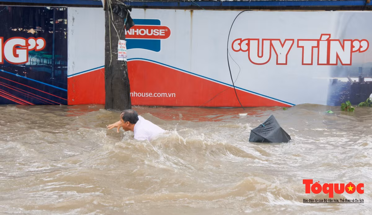 Ngày hội bơi lội toàn quốc chuyển địa điểm tổ chức ra đường phố Hà Nội. Ảnh: Nam Nguyễn (Tổ Quốc)