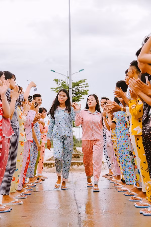 Chia sẻ về bộ ảnh kỷ yếu của lớp mình, bạn Hà Phương nói: "Bộ ảnh chụp ở nhà văn hóa huyện An Minh tỉnh Kiên Giang từ ngày 9/6. Ý tưởng xuất phát từ một bạn trong lớp thích mặc đồ ngủ".