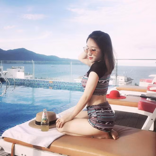 Chưa hết, một người bạn thân của Bảo Ngân vì đang ở xa nên không thể đến chung vui với công cuộc "bêu rếu" "hoa hậu thể chất" cũng được nhóm bạn in ra một tấm hình to đùng để chụp ảnh cùng.