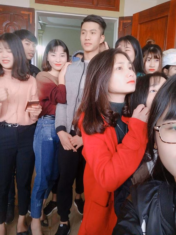 Sau khi trở về từ VCK U23 châu Á, Phan Văn Đức U23 Việt Nam trở thành gương mặt khá sáng giá. Không chỉ định hình được tên tuổi trong lòng NHM, chàng trai quê Nghệ An này còn được rất nhiều fan nữ yêu mến và kéo đến đầy nhà trong ngày anh về quê cùng gia đình.