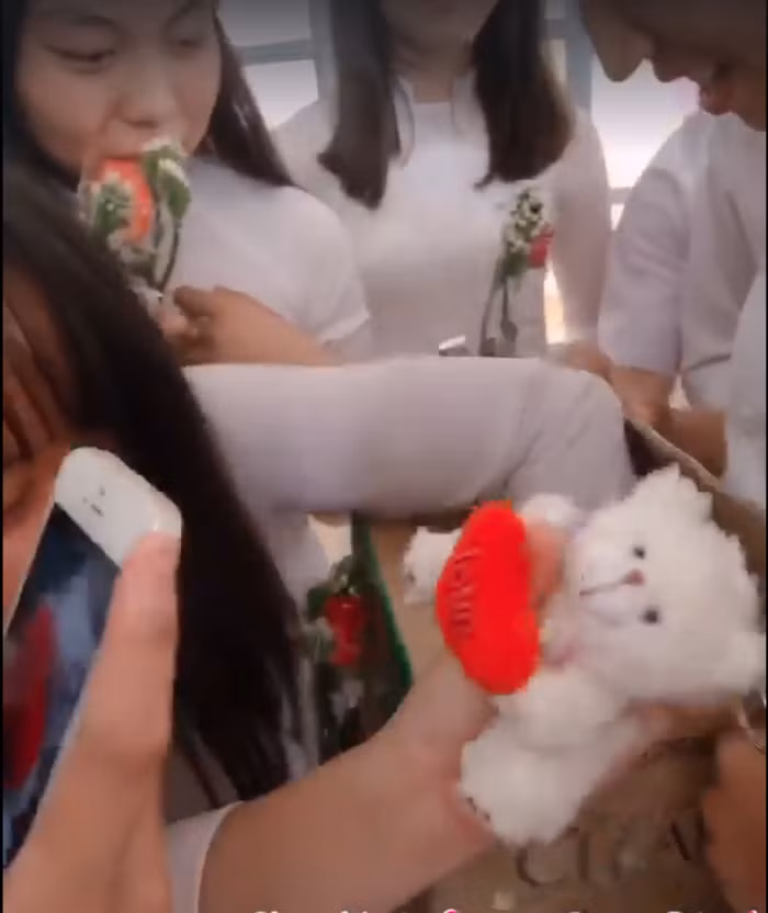 Hình thức cũng giống như cách chúng ta chơi bốc thăm may mắn vừa công bằng lại rất văn minh, không có sự so bì hay đố kỵ nào cả cho tất cả các bạn nữ trong cả lớp.