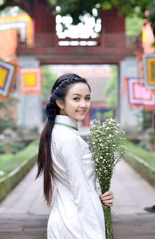 Cô hot girl bắn cung duyên dáng với chiếc áo dài truyền thống.