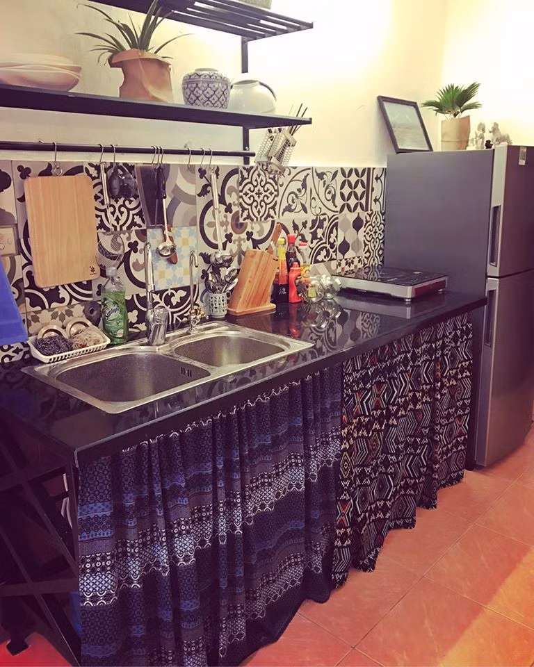 Những viên gạch hoa cùng những tấm vải họa tiết hoa văn tại khu nhà bếp thì chỉ nhìn qua thôi đã khiến tín đồ Di-gan phải xiêu lòng.