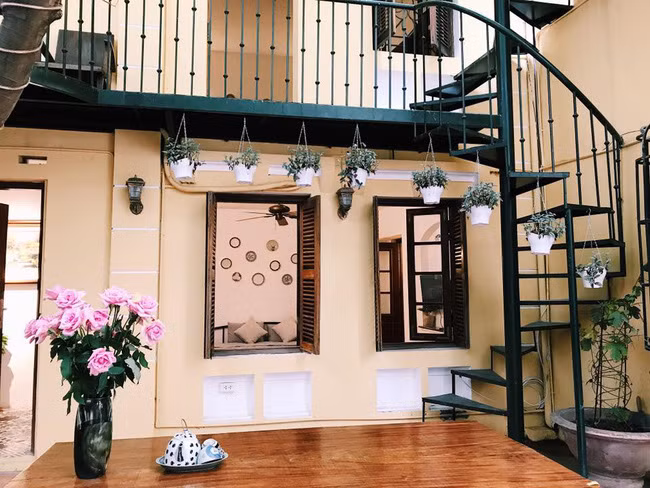 Homestay Lan Can nằm trong một con ngõ yên tĩnh ở phố Hoàng Cầu - Đống Đa - Hà Nội. Chính bởi việc ưu tiên đặt sự yên tĩnh lên hàng đầu nên chủ nhân thiết kế ra ngôi nhà đã chọn vị trí trong ngõ.