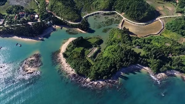 Thời gian vừa qua, khách du lịch cũng như dân phượt nhắc đến đảo Cái Chiên như một địa điểm du lịch vô cùng hoang sơ và quyến rũ.