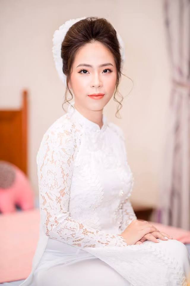 Chia sẻ về ngắn gọn về chuyện tình yêu của mình, nam MC "Chúng tôi là chiến sĩ" cho biết: "Mỗi câu chuyện có nhiều hơn một cách kể, mà đôi khi chẳng biết đâu mới là sự thật! Chẳng hạn với tôi, lần đầu tiên gặp "nàng" là qua công việc. Còn với "nàng" thì đó là một lần "rớt" tim khi trông thấy tôi trải bước qua ngã tư Tràng Thi - Quang Trung".