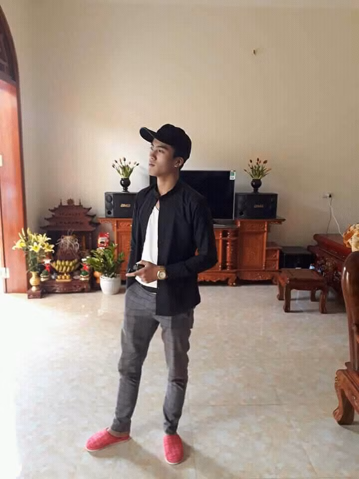 Theo chủ nhân của những tấm ảnh thì nó được chụp khi Hữu Thái đang bán hàng phụ giúp mẹ ngoài chợ trong dịp về nghỉ Tết và hoàn toàn không có ý định "màu mè" hay tìm kiếm sự nổi tiếng. Chỉ là đăng lên khoe với MXH là mình có cậu bạn khá điển trai nhưng vẫn cô đơn.
