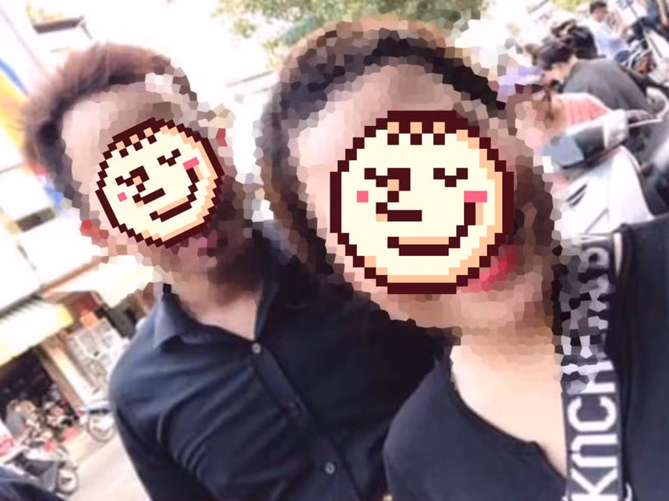 Không dừng lại ở đó, cô gái này còn vô tư đăng ảnh selfie tươi cười của mình lên facebook cá nhân kèm theo dòng chia sẻ, "Thăm viếng nghệ sĩ Anh Vũ!!"