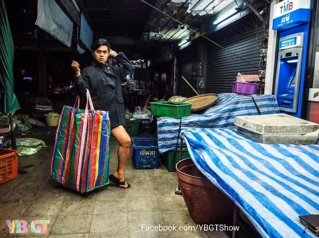 Những bức ảnh tạo dáng với "bao tải 7 màu" được giới trẻ Thái ngày ngày đăng tải trên mạng xã hội.