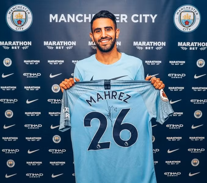 Man City lại tiếp tục thể hiện sự bành trướng của mình với bản hợp đồng bom tấn Riyad Mahrez từ Leicester City, có giá 60 triệu bảng.