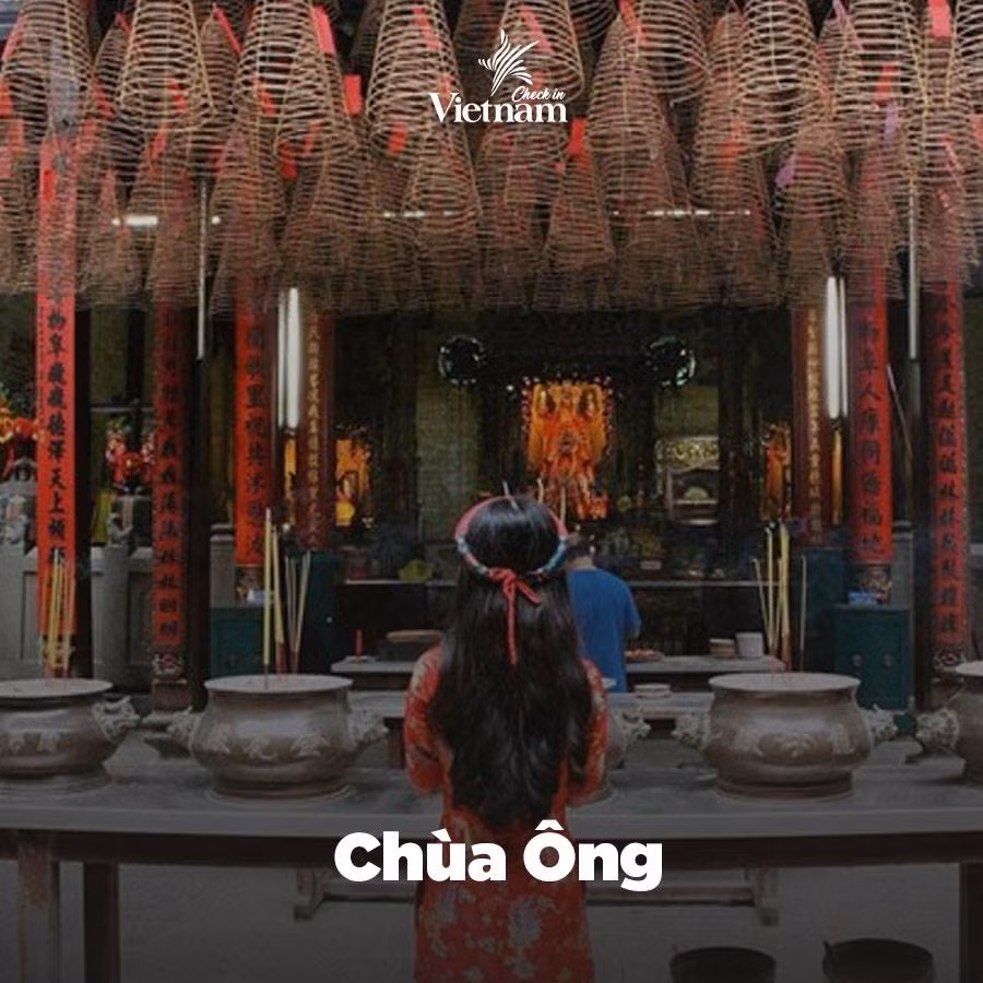 Nằm trong khu phố người Hoa, chùa Ông mang đậm chất Trung Quốc, với đại điện và những chiếc lư hương bằng đồng lớn giữa sảnh.