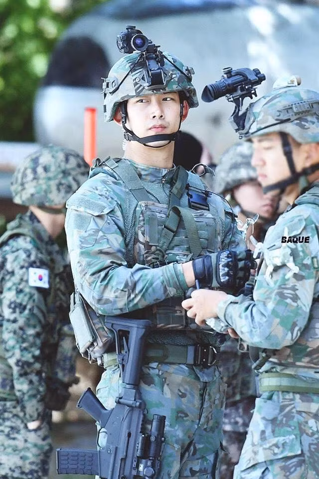 Vẫn là gương mặt ưa nhìn, dáng vẻ cao ráo, nam ca sĩ lừng danh một thời Taecyeon đã cho thấy hình ảnh một nam thần lực lượng vũ trang ở ngoài đời thực cực chất.