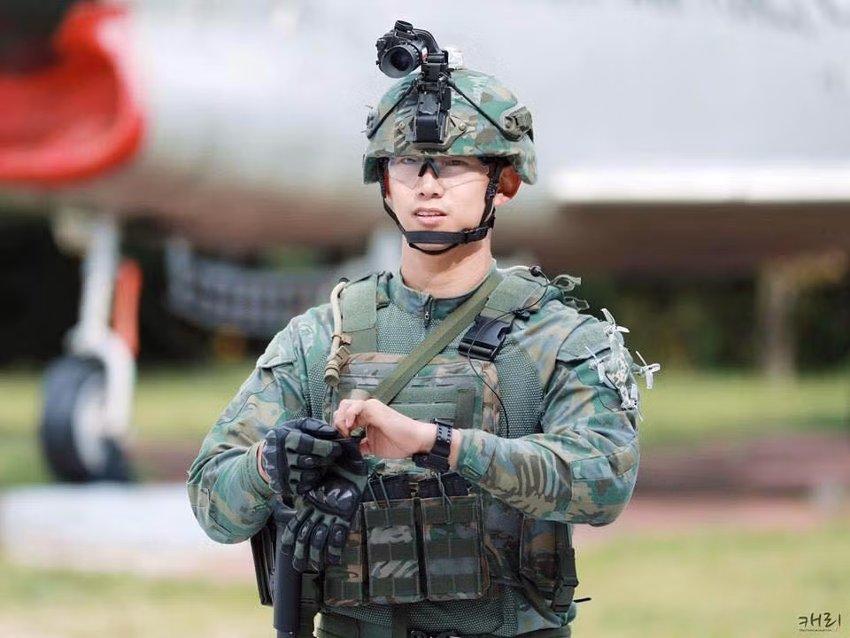 Taecyeon vô cùng điển trai trong trang phục quân đội.