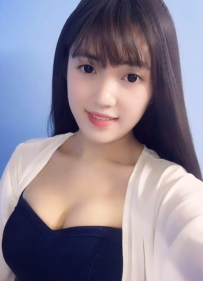 Ngay từ bé, Hương Giang đã thích tóc dài, vận váy vóc và tô son, đánh phấn và luôn nghĩ mình là con gái sẽ xinh hơn nhiều. Nên khát khao được làm một cô gái trọn vẹn của 9X Đồng Tháp này ngày càng cháy bỏng.