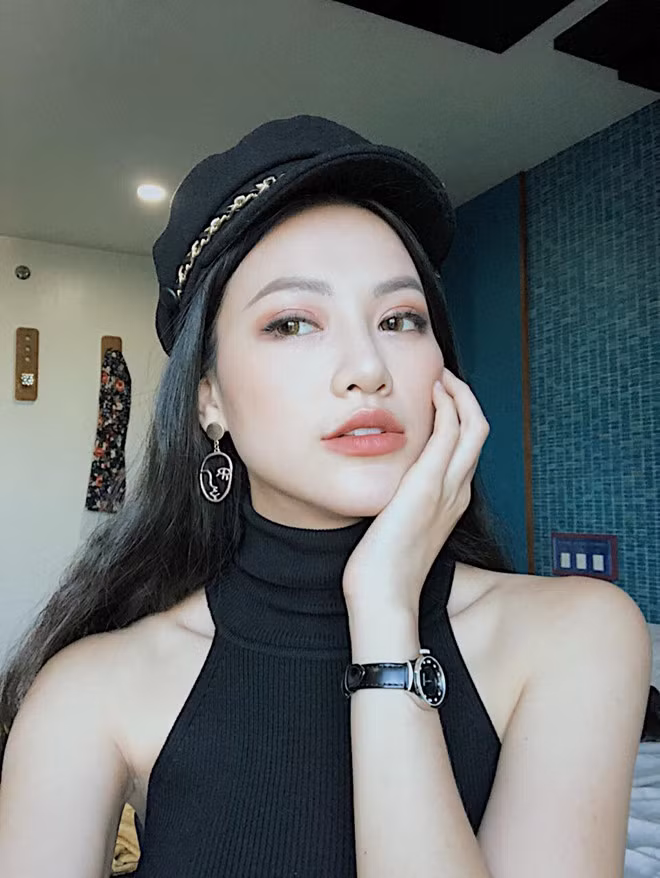 Đáp trả lại ý kiến Phương Khánh PTTM, nhiều dân mạng đã đưa ra lời giải thích đó là do cách trang điểm. Cách trang điểm có thể biến hóa các điểm trên gương mặt hơi khác và tùy vào từng góc ảnh cũng có thể gây ra hiện tượng này.