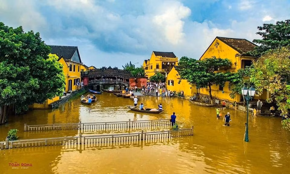 Theo nhiều du khách cảm nhận, đến Hội An vào những ngày nước lũ bao vây, họ cảm nhận được khung cảnh đầy liêu trai và cuốn hút mà ít nơi nào có được. Ảnh: Toàn Roma