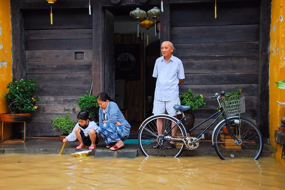 Còn số khác thì lại cho rằng, những ngày "con nước nổi" Hội An đẹp tựa Venice, đầy cổ kính với những kiến trúc cổ và màu vàng cực đẹp.