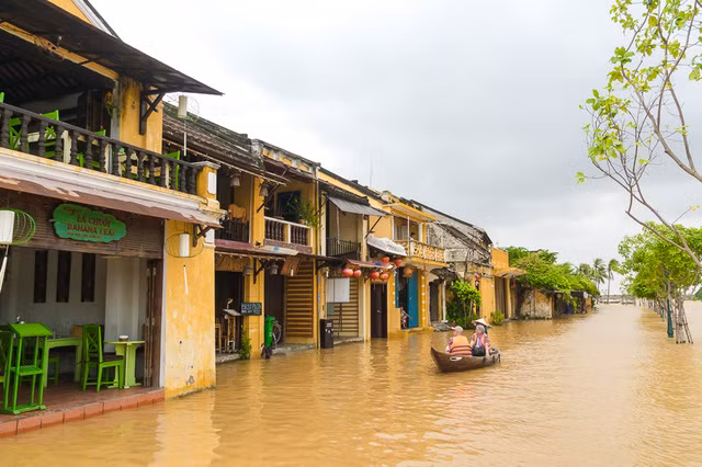 Tuy nhiên, phải sau khi thương cảng cổ kính này đi qua những ngày ngập lụt, các nhiếp ảnh gia trẻ mới cho đăng tải những bức ảnh Hội An chẳng khác gì Venice của nước Ý với những chiếc thuyền chở khách du lịch đi dạo phố.