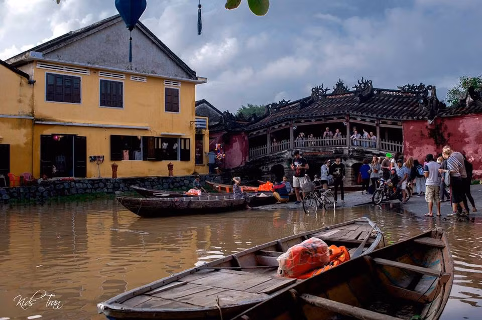 Người ta thấy Hội An trong mưa hình như hấp dẫn hơn nhiều, lạ lùng và buồn, cái buồn sang trọng của phố cổ, của mưa đêm. Ảnh: Kids Tran