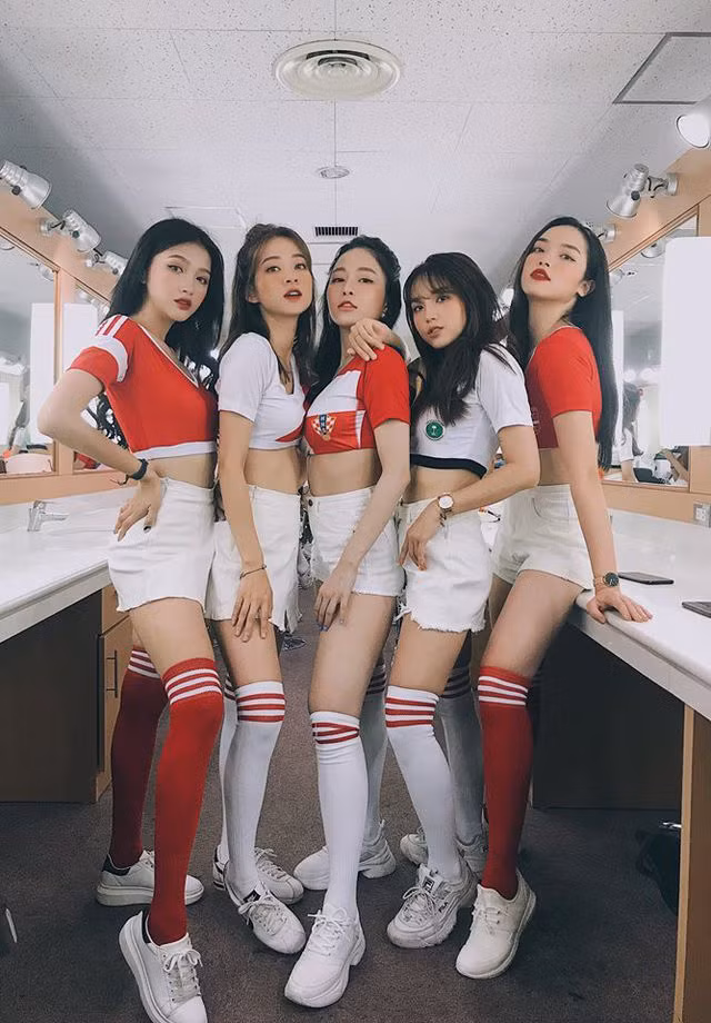 Nói về hot girl Trâm Anh, cô bạn từng tham gia "Nóng cùng World Cup", M.A có bình luận: "Mọi người chưa bỏ mặc bạn mà bạn đã không coi mọi người ra gì rồi. Bạn quên bạn đối xử với chúng tôi thế nào rồi à? Bạn nói những lời này để chứng minh cái gì vậy?".