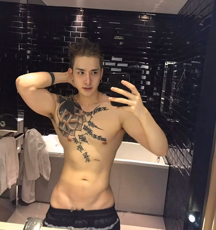 Cũng giống như người anh hot boy thẩm mỹ Việt Nam, Jackson Ng được chú ý tới bằng khuôn mặt nam tính với sống mũi cao, đôi mắt đẹp, làn da trắng và đặc biệt là cơ thể "ăn tập" săn chắc và cuồn cuộn.