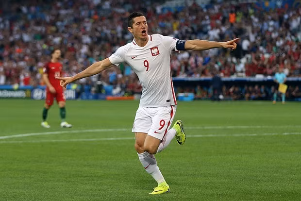 Có bàn thắng ngay 1 phút 40 giây, Lewandowski không chỉ đứng thứ hai trong danh sách cầu thủ ghi bàn nhanh nhất lịch sử Euro mà anh còn đứng vào đội hình tỏa sáng tại vòng tứ kết Euro 2016.