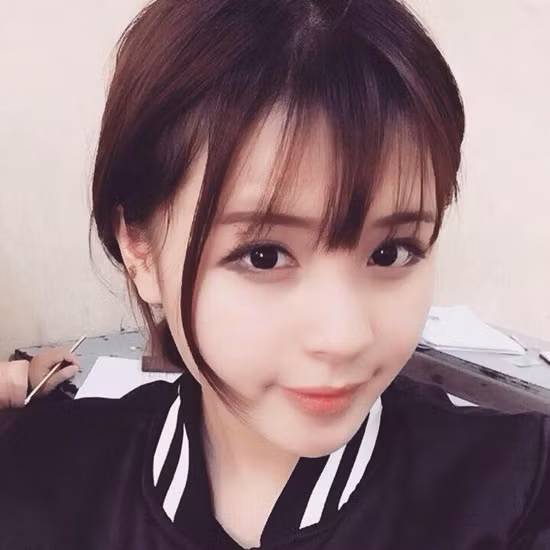 Không chỉ sở hữu nhan sắc xinh đẹp hơn người, cô bạn nổi tiếng với clip "biến hình" này còn có năng khiếu diễn xuất, ca hát, làm mẫu ảnh và từng tham gia một số dự án nghệ thuật.