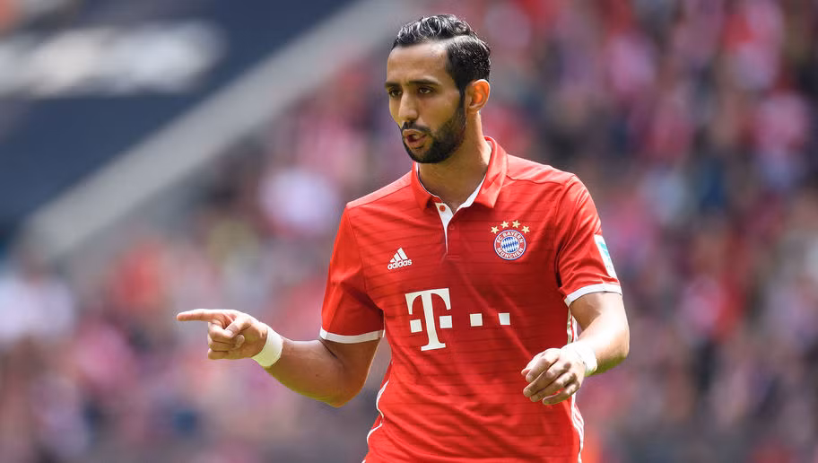 Medhi Benatia có thể đã có cơ hội sát cánh bên cạnh những cầu thủ sáng giá nhất của đất nước hình lục lăng như Raphael Varane, Paul Pogba hay Antoine Griezmann nếu năm 2008, anh không vội vàng từ chối tham gia vào các đội trẻ của Pháp để đầu quân cho quốc gia nhỏ bé trên bản đồ bóng đá thế giới Ma-rốc.