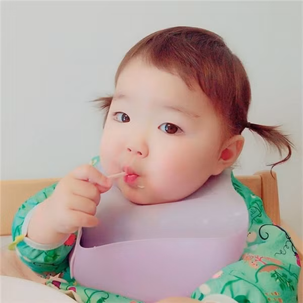 Cô bé 1 tháng tuổi bỗng chốc trở thành ngôi sao sáng nhờ vào gương mặt bầu bĩnh, dáng vóc tròn tròn chỉ nhìn thôi là đã muốn chạy đến ôm ngay. Không những thế, Keada còn nổi tiếng nhờ biệt tài ăn bất cứ thứ gì và ngủ ở bất kì đâu. Ảnh: Instagram Keada.