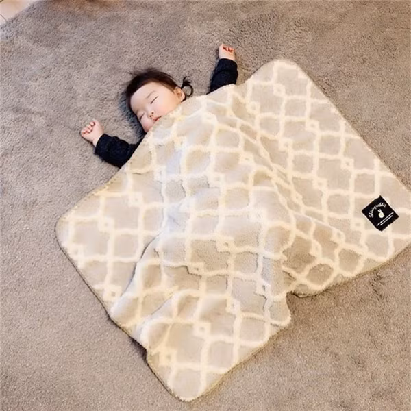 Không chỉ thu hút cư dân mạng bằng sự dễ thương trong hình thể của mình, bé Kaeda còn sở hữu những cử chỉ rất đáng yêu, lúc thì cầm hộp sữa lên chép miệng, lúc thì chúm chím cười với mẹ, lúc lại mở to mắt tỏ vẻ ngạc nhiên.