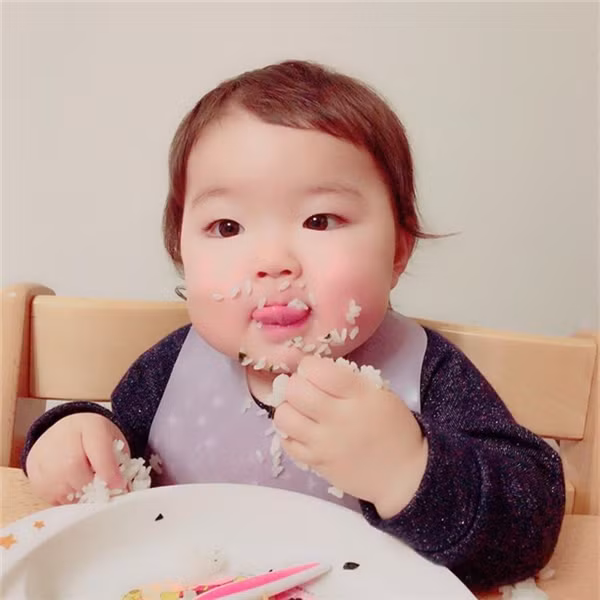 Bức ảnh khi cô bé Kaeda ăn cơm cực dễ thương đã được bố mẹ ghi lại và đăng tải trên mạng xã hội và từ đó nhóc tỳ này đã trở nên nổi tiếng.
