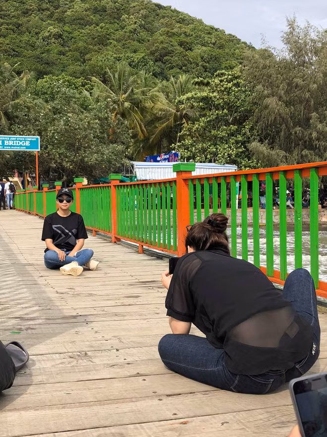 Sống ở đời mà kiếm được một đứa bạn có tâm, sẵn sàng vật lộn để có bức ảnh đẹp.