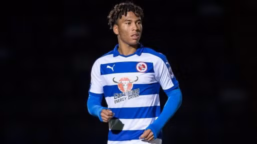 Theo tiết lộ từ Sky Sports, tiền đạo Daniel Loader của Reading đã được hàng loạt đội bóng Premier League nhắm đến, bao gồm cả MU. Đặc biệt hơn, Quỷ đỏ có thể mang về Loader mà không tốn một đồng nào vào mùa Hè, khi hợp đồng giữa anh và Reading hết hạn. Hiện tại, công cuộc ký kết một thỏa thuận mới đang bị đình trệ.