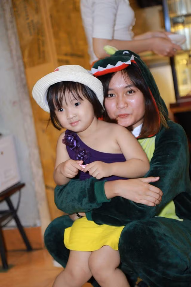 Theo tìm hiểu, nhân viên được cắt cử "free hug" trong quán cafe ôm này là bạn có nickname Thanh Ú. Ảnh: FB Cafe Ôm.