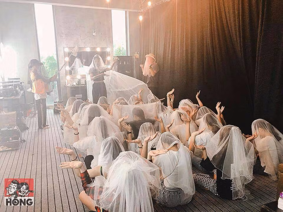 Không chỉ tạo dáng một mình, nhiều dân mạng còn quy tụ bạn bè, cùng đội khăn trùm màu trắng và diễn những bức hình để miêu tả lại hoạt động của Hội thánh Đức Chúa Trời đang tạo nên mưa gió trong thời gian vừa qua.