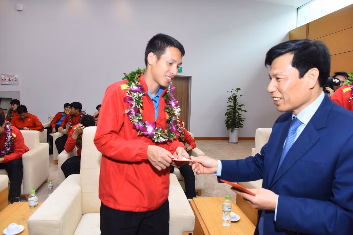 Mặc dù không thể vượt qua vòng tứ kết Asian Cup, đội tuyển Việt Nam vẫn nhận được rất nhiều tình cảm từ người hâm mộ bởi màn trình diễn máu lửa của mình.