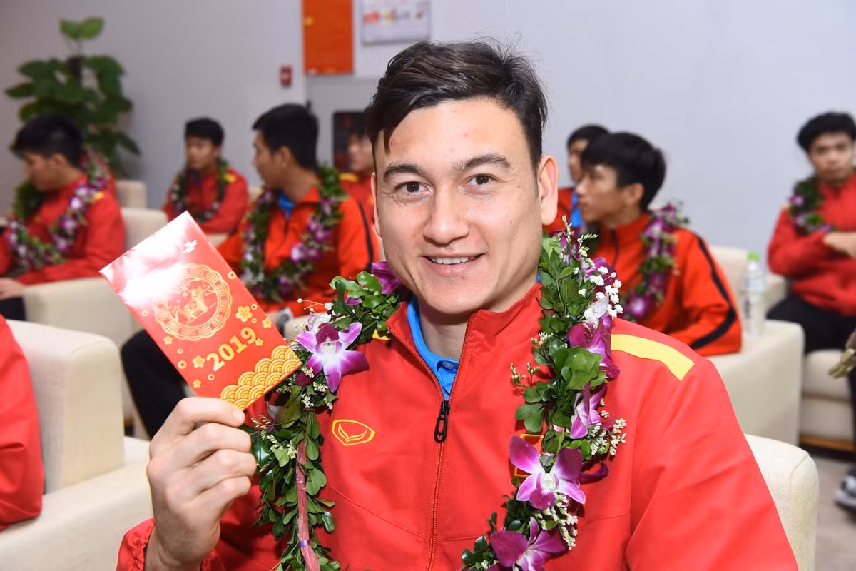 Người hùng của đội tuyển Việt Nam trong trận tứ kết với Nhật Bản - Đặng Vân Lâm hoan hỉ sau khi nhận phong bao lì xì từ Bộ trưởng Nguyễn Ngọc Thiện.