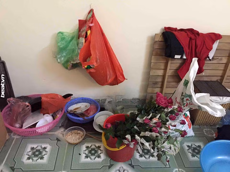 Mấy em ấy cũng hiền chỉ phải cái ở bẩn quá khiến nhiều người ngán. Hôm qua cô đối diện nhà quét sân, thấy sân nhà mấy em ấy bẩn quá nên tiện tay qua quét giùm luôn. Sau đó cô ấy quét tận cửa nhà rồi chửi cho cả bọn một trận. Cô hỏi các em ấy là chưa bao giờ quét cái nhà hay sao mà bẩn đến mức này", chị K.T chia sẻ.