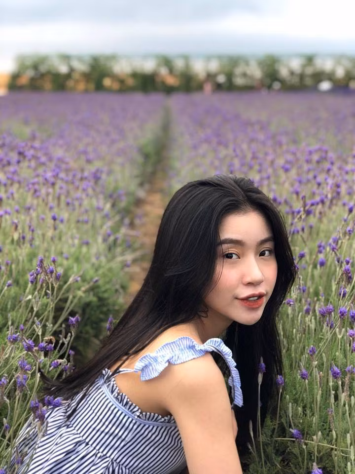 Quỳnh Thi sở hữu chiều cao 1m58, nặng 44kg. Với chiều cao không quá nổi bật song nhờ biết cách phối đồ mà cô gái xinh đẹp này "ăn gian" kha khá chiều cao, khoe được được chân nuột nà cùng dáng người thanh mảnh.