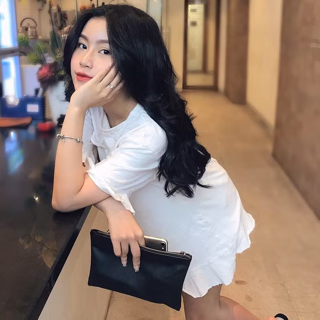 Ngoài ra, cô bạn 9X này còn tạo được sức hút riêng trên mạng xã hội này nhờ sở hữu phong cách ăn mặc bắt trend, chụp ảnh đẹp, gương mặt xinh xắn ăn hình chẳng kém cạnh hot girl.