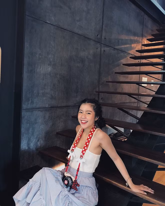 Có thể nhận thấy, trên trang cá nhân, Quỳnh Thi luôn luôn biết cách làm mới hình ảnh của mình mỗi lần xuất hiện.