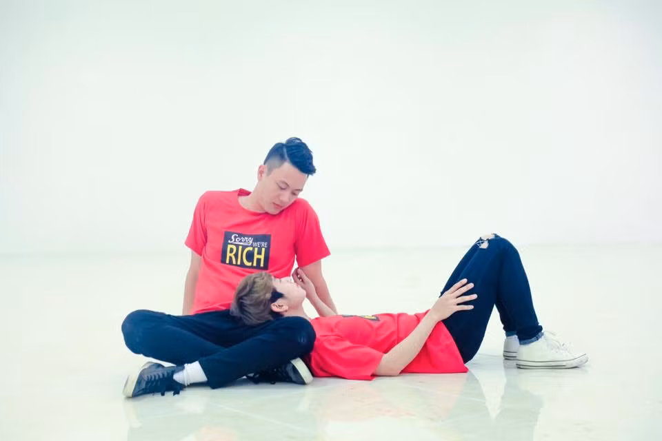 Trong bộ áo đôi màu hồng đỏ cùng với quần jeans cá tính, khỏe khoắn, cặp đồng tính nam trong ảnh đã thể hiện những khoảnh khắc hạnh phúc nhất từ những nơi công cộng như trung tâm thương mại cho đến chốn riêng tư như studio ảnh.