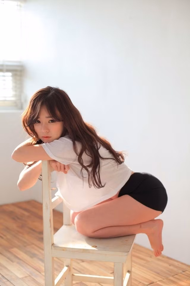 Mới 22 tuổi nhưng Lee Ha Neul đã có kinh nghiệm trong lĩnh vực làm người mẫu số đo cho sản phẩm nội y và đồ tắm. Khi gương mặt cô trở nên quen thuộc, nhiều ý kiến chỉ trích siêu mẫu nội y này đã chụp ảnh gợi cảm từ khi còn quá trẻ.